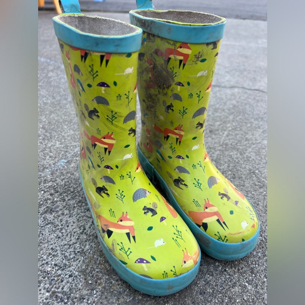 Size M Kid Made Modern Rain Boots.
